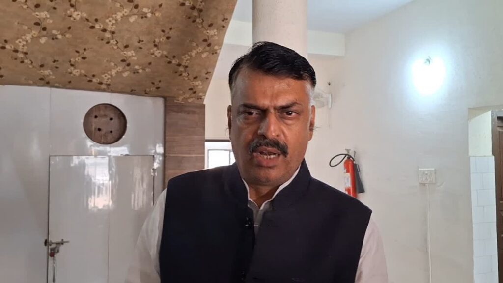 गृहमंत्री अमित शाह के रोड शो को राजेश ठाकुर ने बताया ‘फ्लॉप शो’