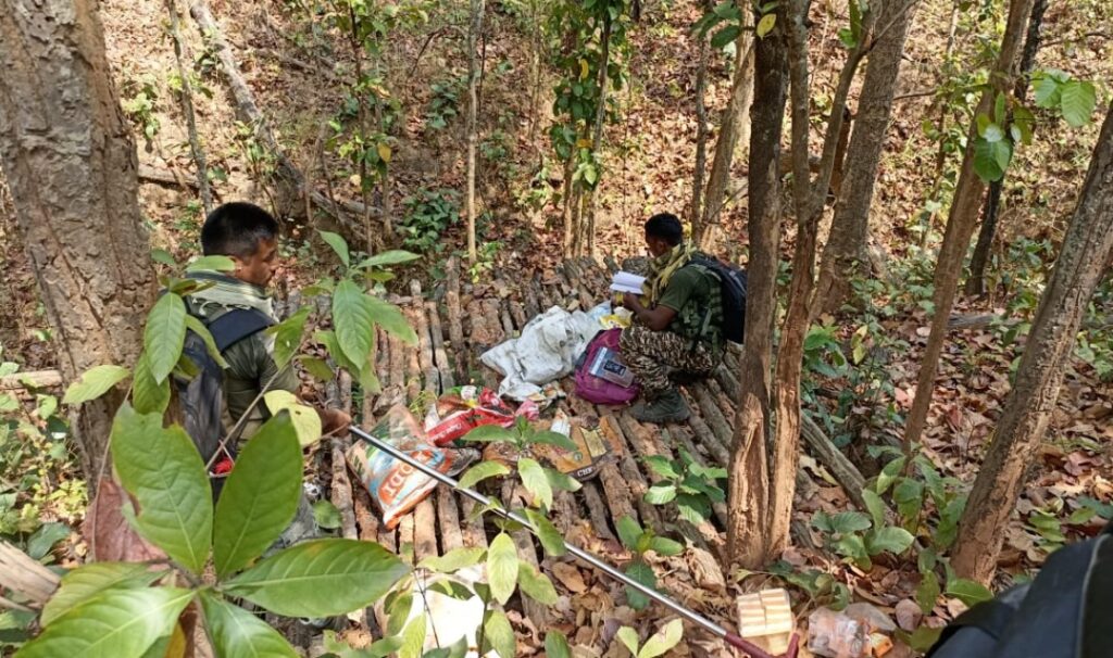 नक्सलियों