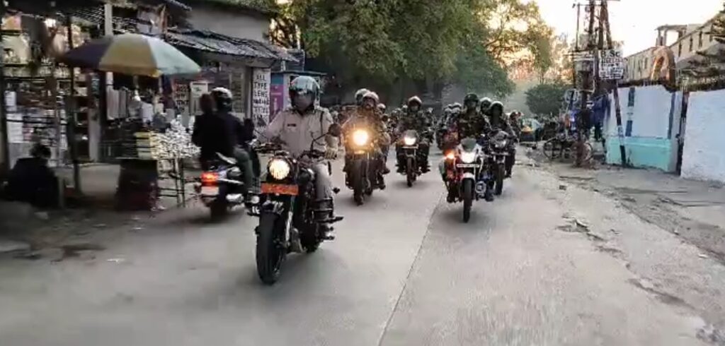 रांची SSP ने बाइक से घूमकर लिया बूथों की सुरक्षा का जायजा