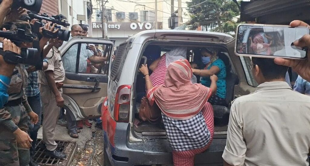Ranchi : स्टेशन रोड के होटल में सेक्स रैकेट का भंडाफोड़, होटल में पकड़ी गईं 9 लड़कियां, मालिक और मैनेजर गिरफ्तार