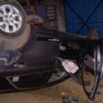 Deoghar : पत्नी से मिलने जा रहे पुलिसकर्मी की अनियंत्रित कार पलटी, बाल-बाल बचा
