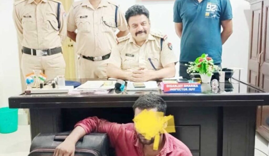 रांची-सासाराम एक्सप्रेस से ट्रॉली बैग उड़ाने वाले को आरपीएफ ने दबोचा