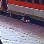 Ranchi : ट्रेन में चढ़ते समय रेल पटरियों पर गिरी महिला, RPF जवान के सूझबूझ से बची जान
