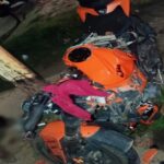 Simdega : रफ्तार ने ली जान, खंभे से टकराई केटीएम बाइक, उड़े परखच्चे