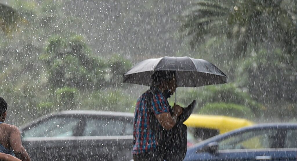 Weather Alert: भारत में मौसम का कहर, 8 राज्यों में भारी बारिश और 17 जिलों में शीतलहर का अलर्ट