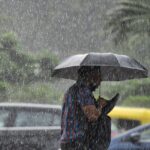 Weather Alert: भारत में मौसम का कहर, 8 राज्यों में भारी बारिश और 17 जिलों में शीतलहर का अलर्ट