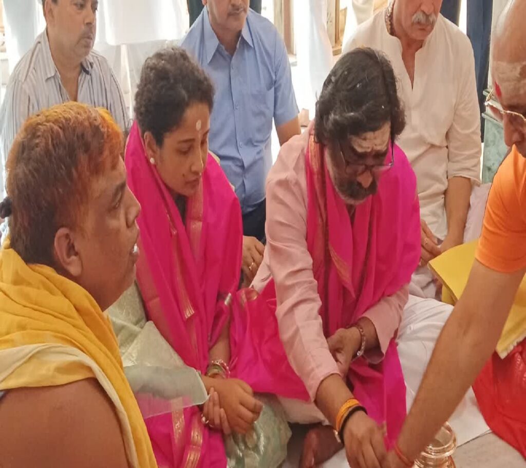 CM Hemant ने पत्नी संग की बाबा धाम में पूजा अर्चना