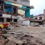 देवघर में धंसा 3 मंजिला मकान, मलबे में दबे कई लोग, राहत बचाव का कार्य जारी