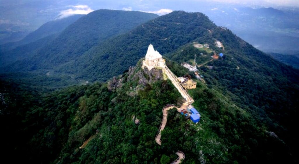 Jharkhand Tourism : प्रकृति की गोद में बसा पारसनाथ मंदिर आखिर क्यों है जैन समाज के लिए इतनी खास