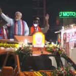 PM Modi Mega Road Show: पार्टी का झंडा लेकर सड़कों के दोनों ओर समर्थकों की भीड़, PM मोदी ने हाथ हिलाकर किया अभिवादन
