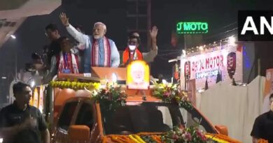 PM Modi Mega Road Show: पार्टी का झंडा लेकर सड़कों के दोनों ओर समर्थकों की भीड़, PM मोदी ने हाथ हिलाकर किया अभिवादन