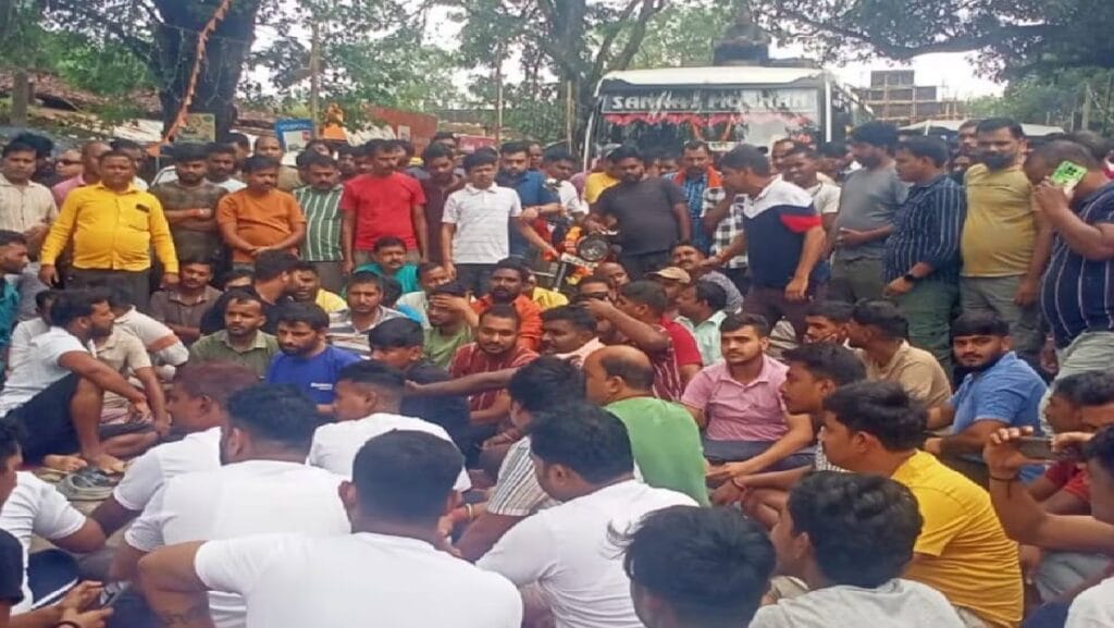 People enraged by the attack on the temple in Simdega, blocked the National Highway for hours.