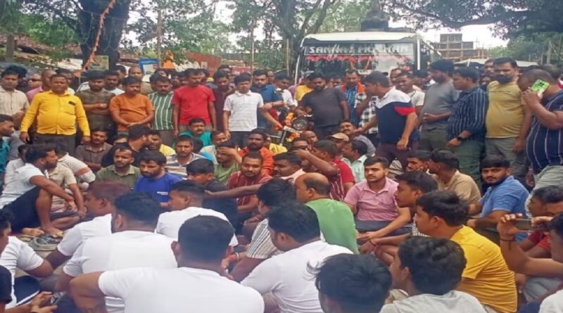 People enraged by the attack on the temple in Simdega, blocked the National Highway for hours.