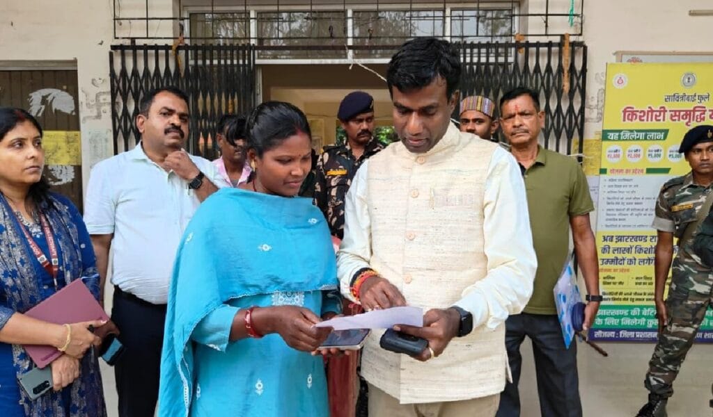 Ranchi DC raids Namkum Zonal Office, checks employee register; direct warning: "If you indulge in corruption, you will be in trouble!"