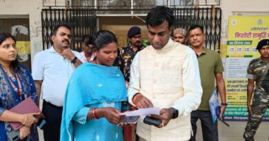 Ranchi DC raids Namkum Zonal Office, checks employee register; direct warning: "If you indulge in corruption, you will be in trouble!"