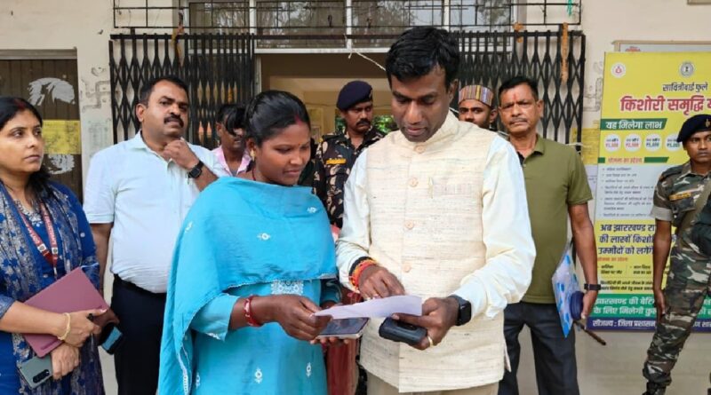 Ranchi DC raids Namkum Zonal Office, checks employee register; direct warning: "If you indulge in corruption, you will be in trouble!"