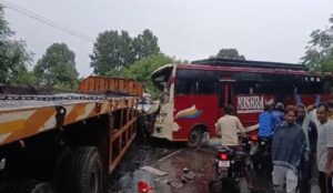 A major road accident in Dhanbad, a passenger bus and a trailer collided head-on, injuring several passengers.