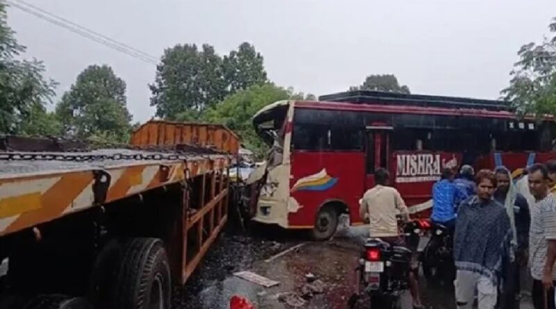 A major road accident in Dhanbad, a passenger bus and a trailer collided head-on, injuring several passengers.