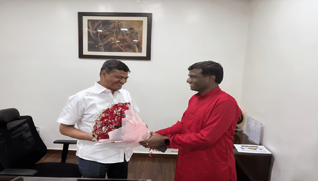 The Ranchi District Collector met with the new Chief Secretary of Jharkhand and presented him with a bouquet, offering his best wishes.