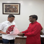 The Ranchi District Collector met with the new Chief Secretary of Jharkhand and presented him with a bouquet, offering his best wishes.