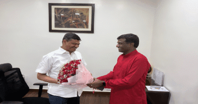 The Ranchi District Collector met with the new Chief Secretary of Jharkhand and presented him with a bouquet, offering his best wishes.