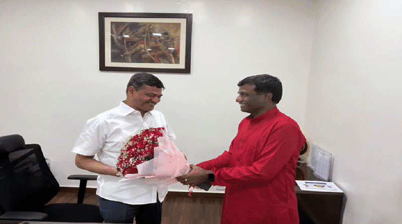 झारखंड के नए मुख्य सचिव से मिले रांची डीसी, पुष्पगुच्छ भेंट कर दी शुभकामनाएं