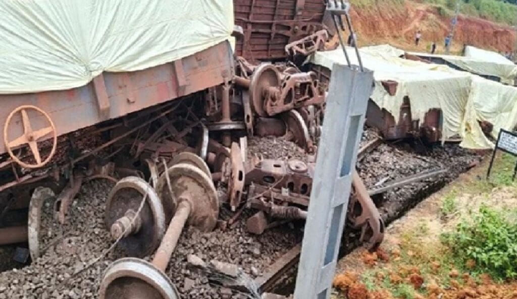 Major rail accident in Simdega: 10 wagons of goods train derailed, Rourkela-Hatia railway line stalled