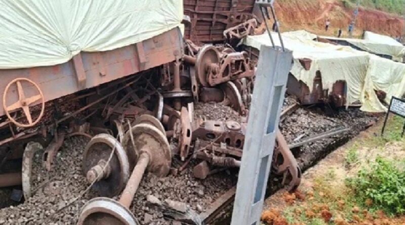 Major rail accident in Simdega: 10 wagons of goods train derailed, Rourkela-Hatia railway line stalled