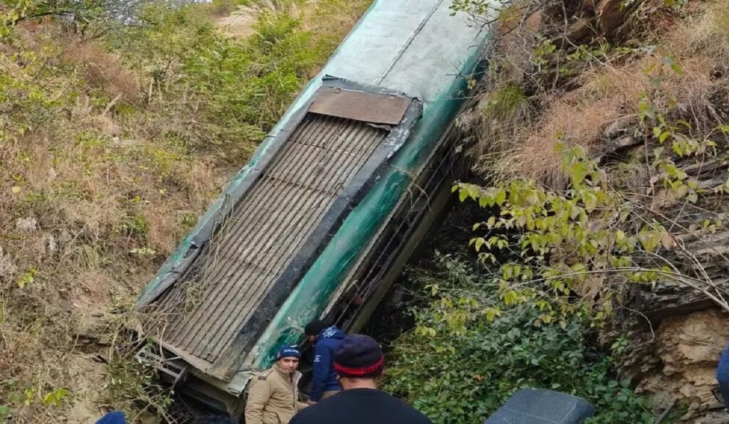 अल्मोड़ा में यात्रियों से भरी बस खाई में गिरी, 7 की मौत, कई गंभीर घायल