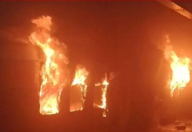 चलती ट्रेन में लगी भीषण आग! टाटा–एर्नाकुलम एक्सप्रेस के दो कोच जले, एक यात्री की मौत