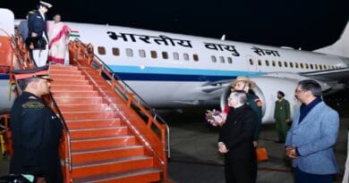 रांची एयरपोर्ट पर राष्ट्रपति द्रौपदी मुर्मू का आगमन, राज्यपाल संतोष कुमार गंगवार और मुख्यमंत्री हेमंत सोरेन ने किया स्वागत