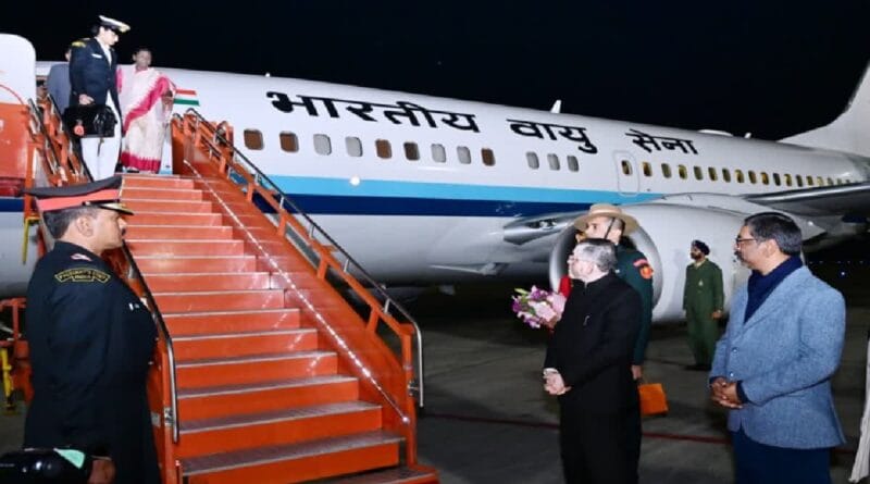 रांची एयरपोर्ट पर राष्ट्रपति द्रौपदी मुर्मू का आगमन, राज्यपाल संतोष कुमार गंगवार और मुख्यमंत्री हेमंत सोरेन ने किया स्वागत