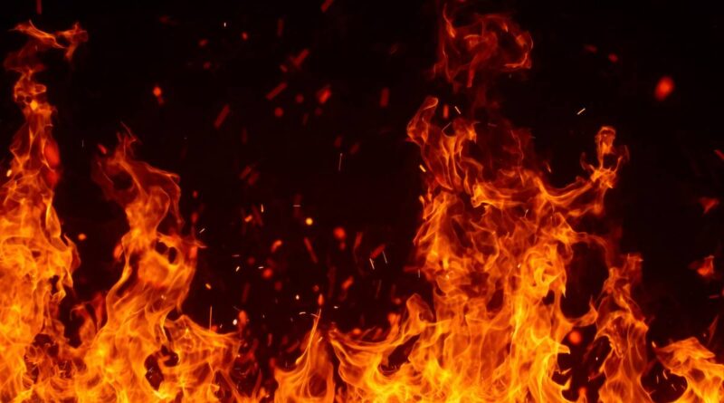 JMM नेता ने दिखाई दबंगई! जमीनी विवाद में तीन लोगों पर पेट्रोल छिड़क लगाई आग