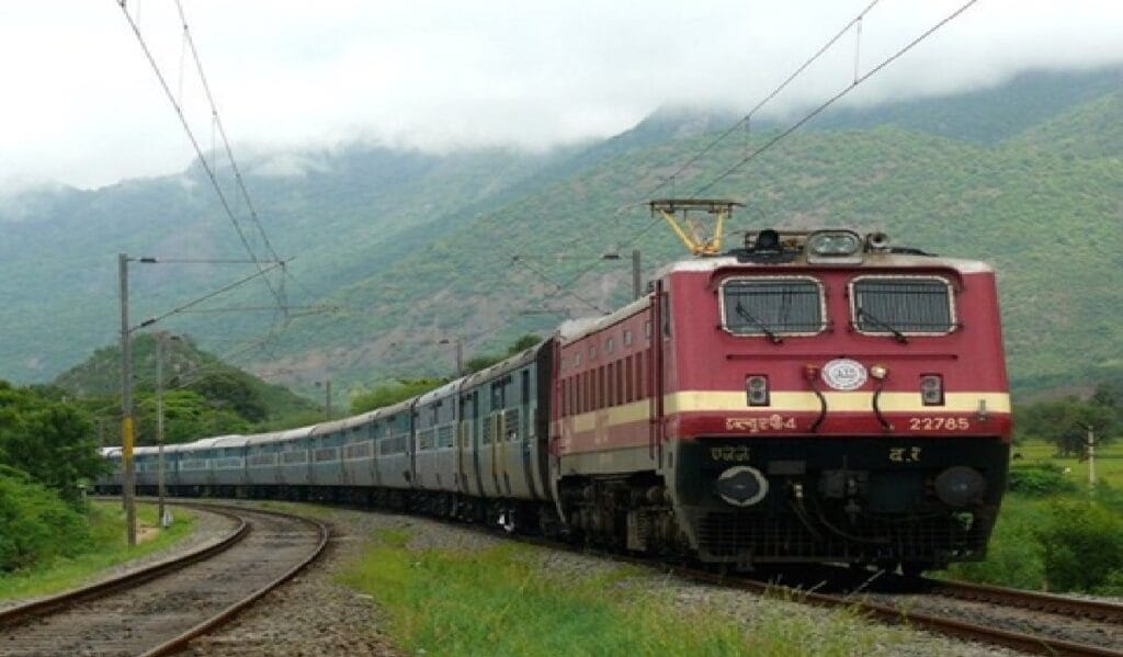 Railway News: प्रयागराज में लगने वाले माघ मेला के कारण इन ट्रेनों का बदला रूट, देखें लिस्ट