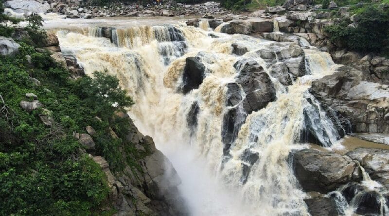 पर्यटकों से गुलजार हुआ दशम फॉल, सैलानियों के लिए बना टूरिज्म मैग्नेट