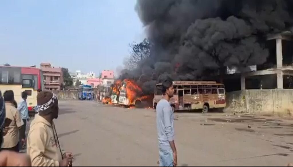 Major accident in Ranchi: 5 buses caught fire at Khargada bus stand, causing panic, watch video..