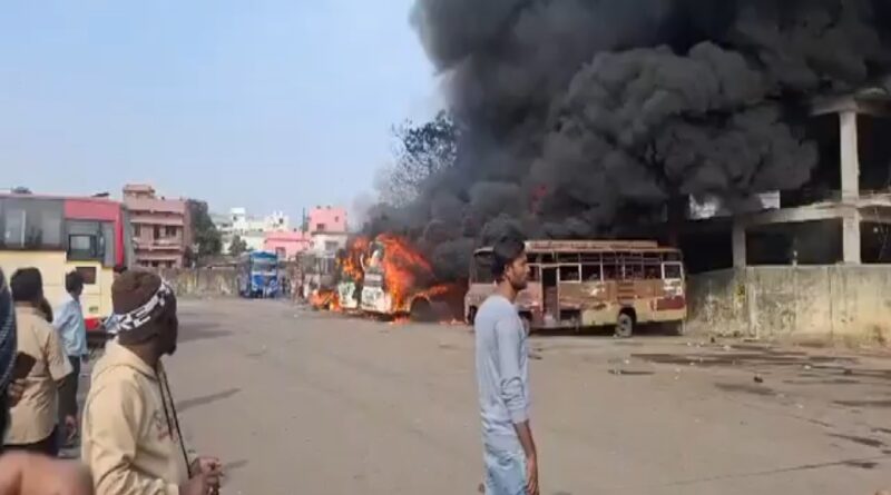 रांची में बड़ा हादसा: खड़गड़ा बस स्टैंड में 5 बसों में लगी भीषण आग, मची अफरा-तफरी, देखें वीडियो…