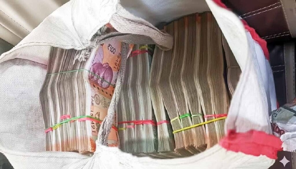 Major seizure during election checks: Over 40 lakh rupees in cash recovered from a vehicle in Latehar, causing a stir.
