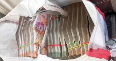 Major seizure during election checks: Over 40 lakh rupees in cash recovered from a vehicle in Latehar, causing a stir.