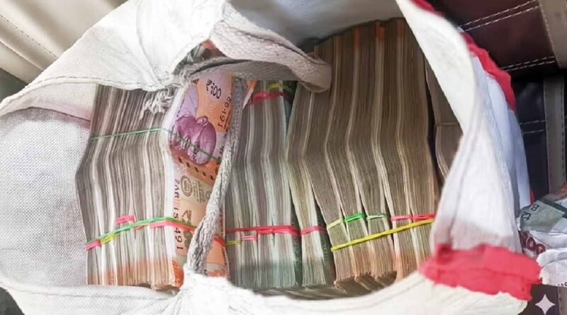 Major seizure during election checks: Over 40 lakh rupees in cash recovered from a vehicle in Latehar, causing a stir.