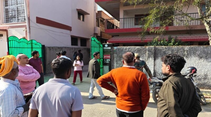 BIG BREAKING: राजधानी रांची के न्यू एजी कॉलोनी में एक ही परिवार के तीन लोगों ने की आत्महत्या की कोशिश, एक की मौत