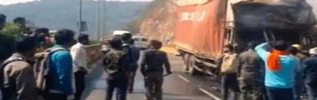 रामगढ़ के चूटूपालू घाटी में भीषण हादसा! ट्रेलर से टकराया कंटेनर, ड्राइवर की जिंदा जलकर मौत