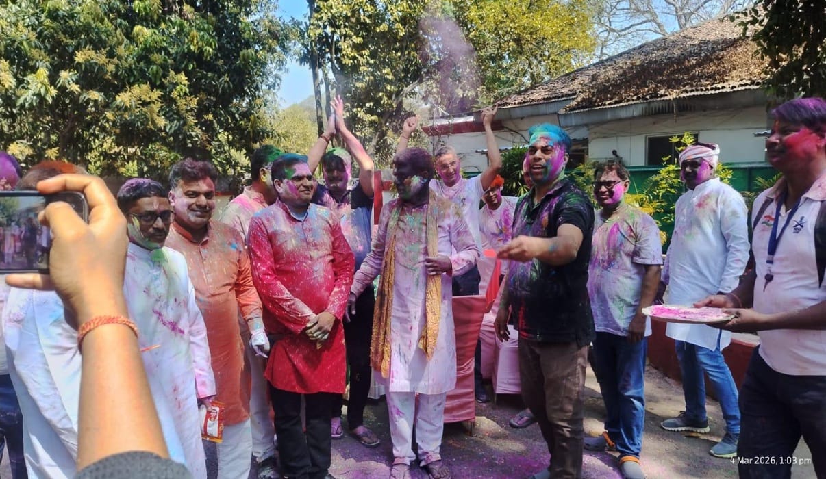 Ranchi DC celebrates Holi with officials, shares joy by applying colours to each other