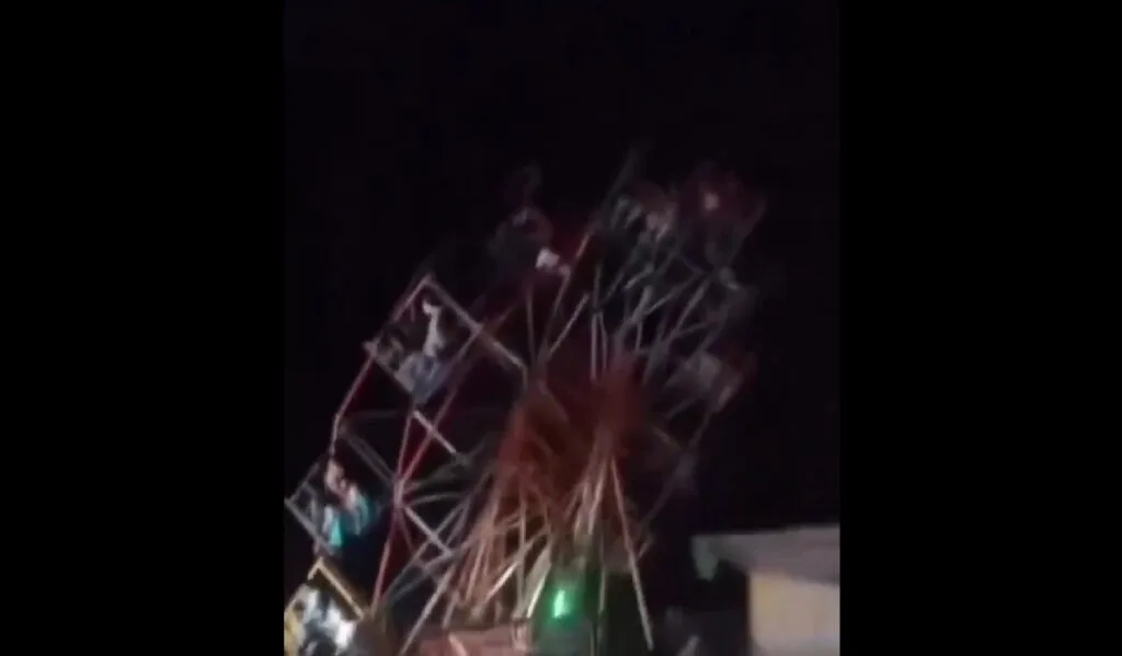 कुशीनगर में मेले के दौरान गिरा विशाल झूला, हादसे के बाद लोगों की भीड़