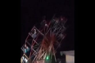 कुशीनगर में मेले के दौरान गिरा विशाल झूला, हादसे के बाद लोगों की भीड़