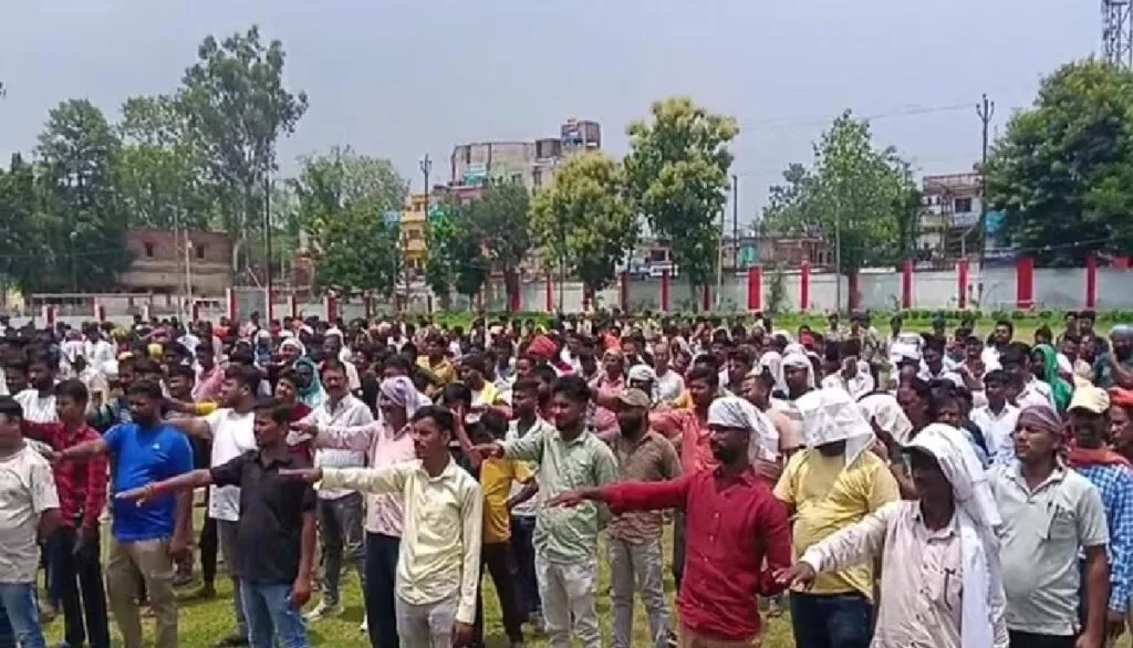 धनबाद पुलिस ने 700 आपराधिक रिकॉर्ड वाले लोगों की परेड कराकर अपराध छोड़ने और कानून का पालन करने की शपथ दिलाई.