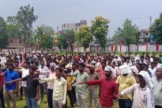 धनबाद पुलिस ने 700 आपराधिक रिकॉर्ड वाले लोगों की परेड कराकर अपराध छोड़ने और कानून का पालन करने की शपथ दिलाई.